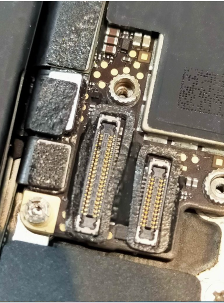 水没で一番怖いのは基板のダメージです！スマホ修理工房グランデュオ蒲田店にお任せ下さい！